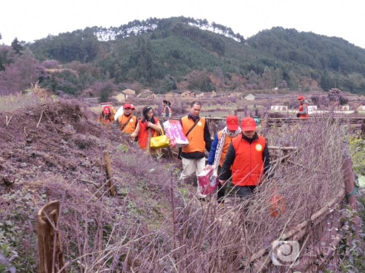 一行人拿点慰问品陆陆续续跟去
