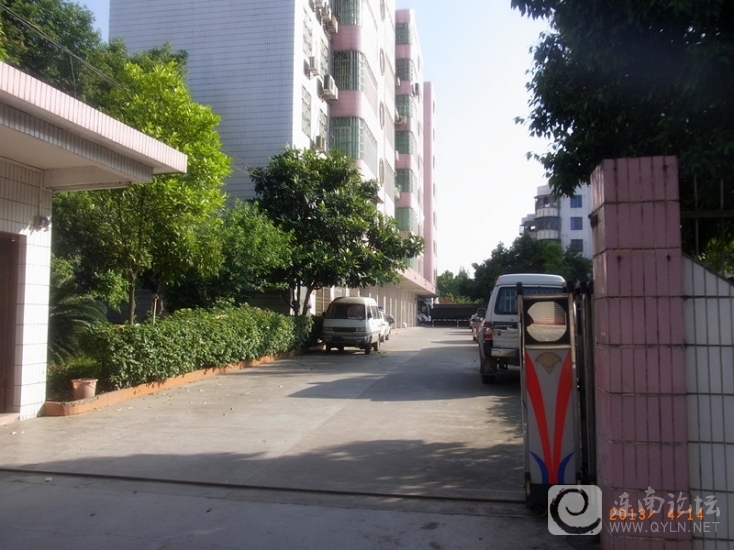 小区门口.JPG