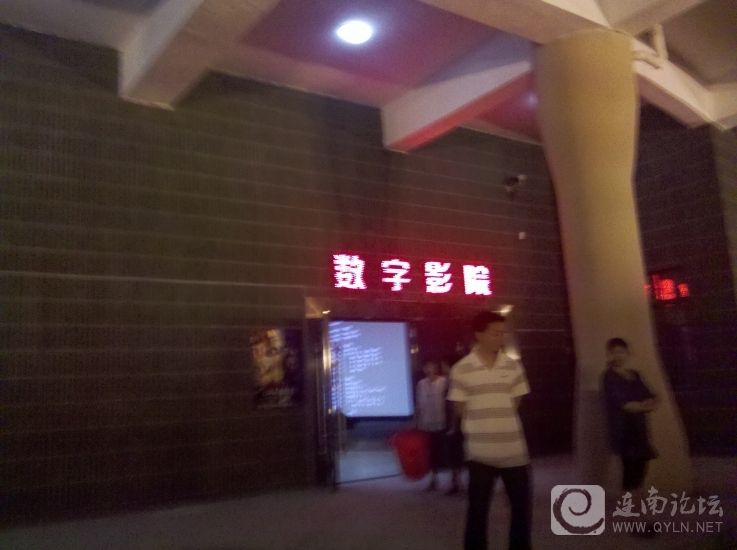 简单的大门，比较冷清。