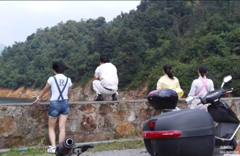 坝堤上！成员在吹着湖风.jpg