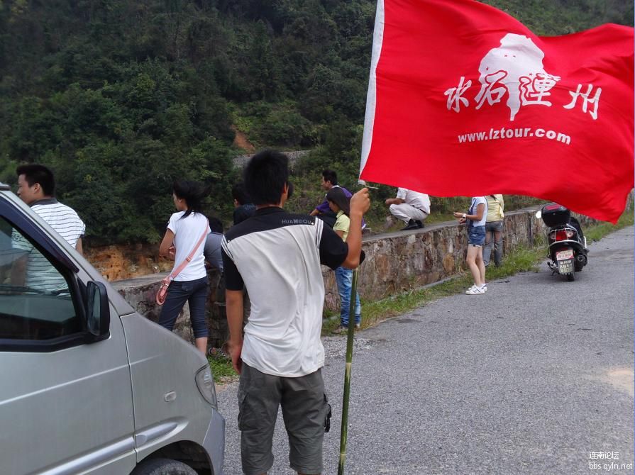 原来他是在玩水石红旗、、、、、.jpg