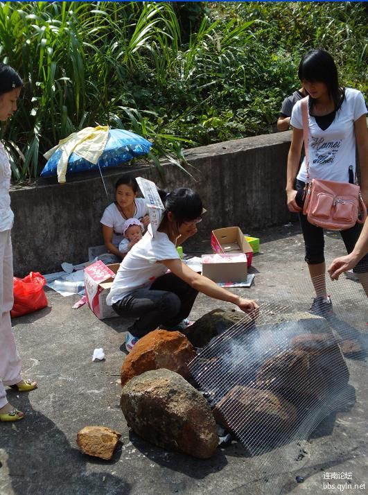 这次烧烤和上次不同！这次加了个铁丝网.jpg
