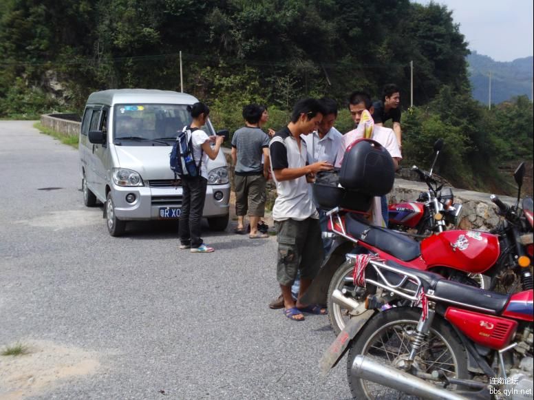 主坝上都在忙着行旅.jpg