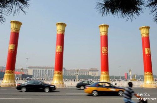 天安门广场东侧的“民族团结柱”。