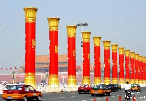 北京天安门广场东侧的“民族团结柱”。