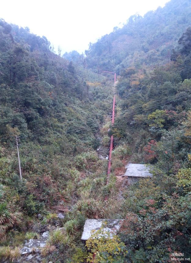 在大坝上可看到一条输水管道.jpg