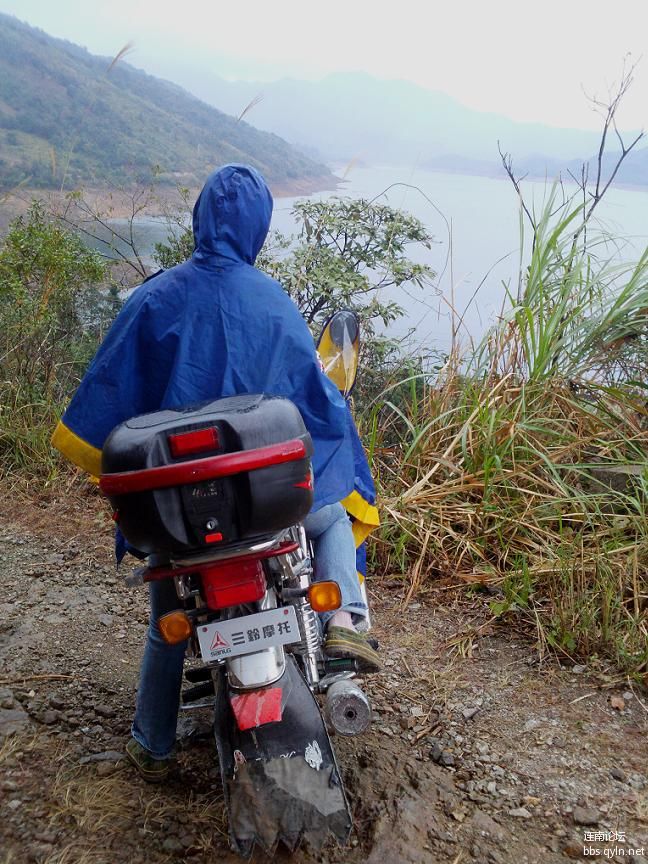 不料下山的时候开始下雨了（远处是板洞水库）.jpg
